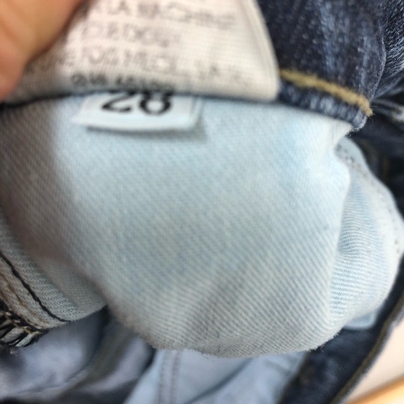 Textile Elizabeth and James Mid-Rise Debbie Distressed Jeans Sz 28 - Picture 7 of 9